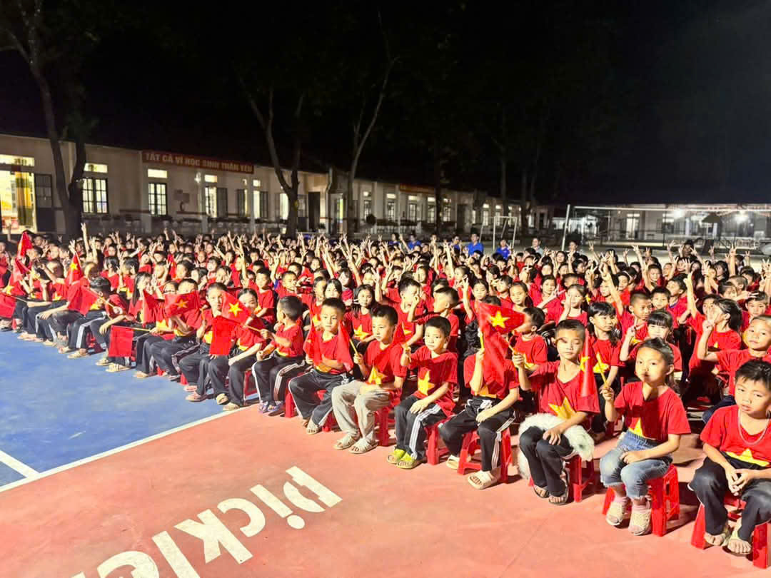Trường PTDTBT TH&THCS Na Son tổ chức buổi tuyên truyền về lịch sử, ý nghĩa ngày giải phóng Miền Nam, thống nhất đất nước 30/4.