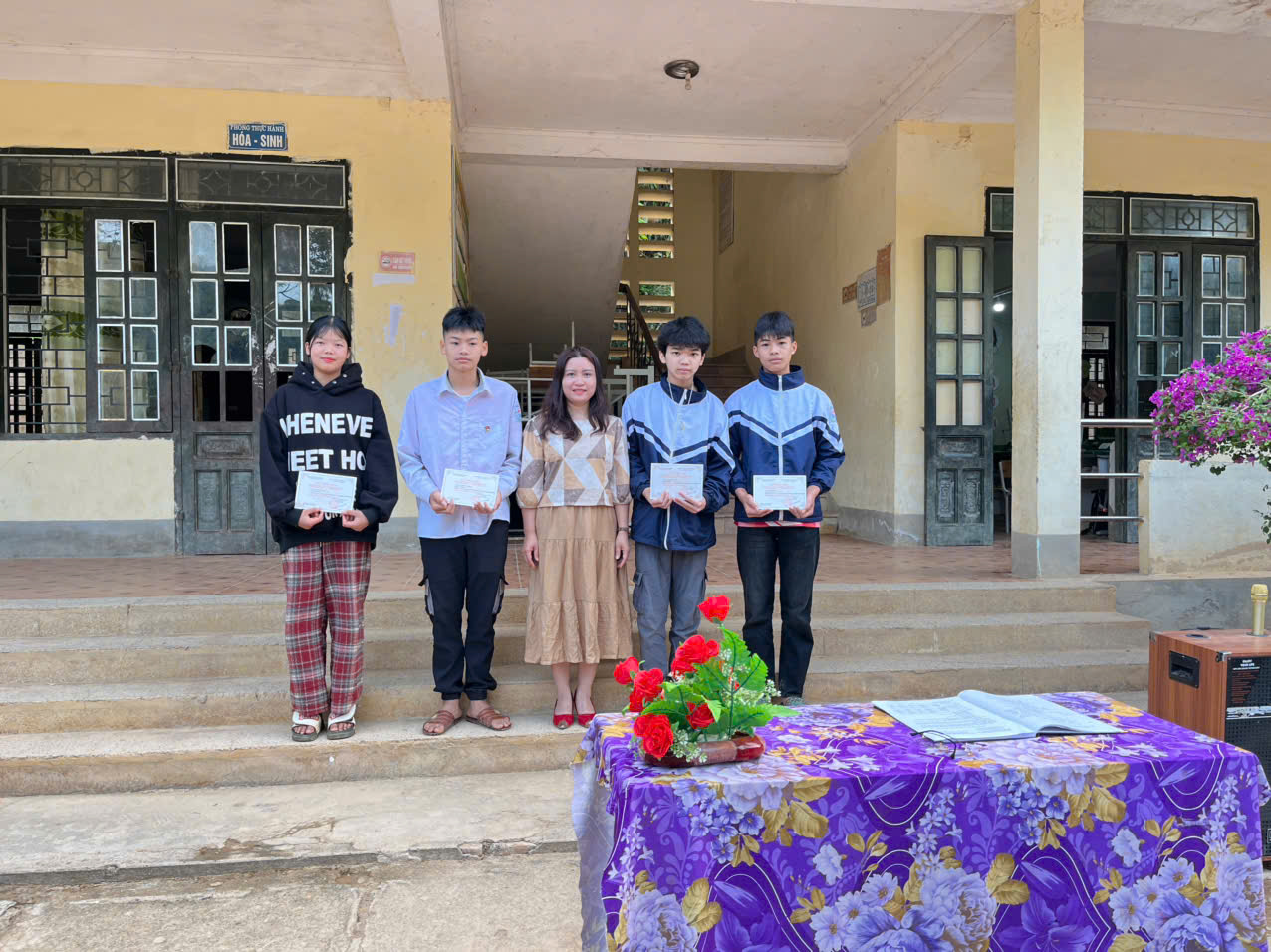Trường PTDTBT TH và THCS Na Son  tổ chức  trao giấy chứng nhận cho học sinh có thành tích trong kỳ thi học sinh giỏi cấp tỉnh năm học 2024 - 2025